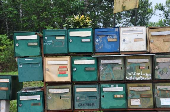 Caixas de correio em estrada rural na região de Cacao, na Guiana Francesa